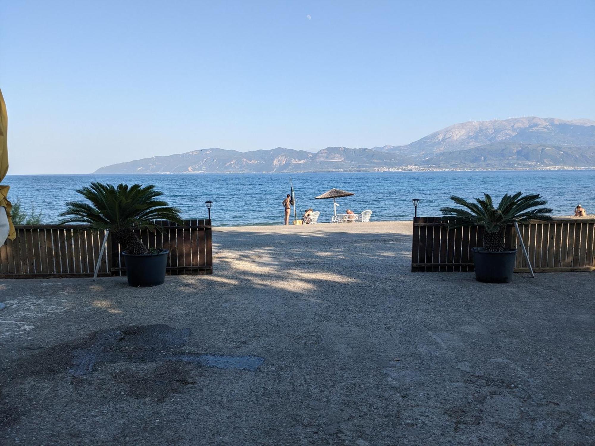 Nafpaktos Beach Apartment Esterno foto